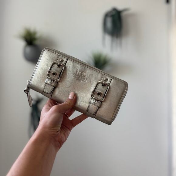Vintage Coach Wallet Silver Soho Zoe Metallic Zip Around - Picture 1 of 7